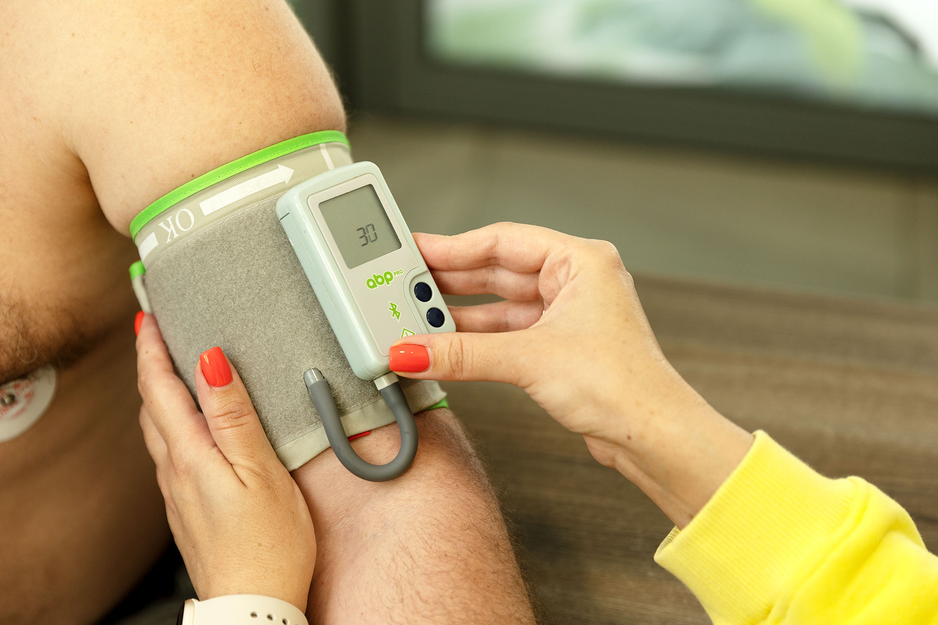 Hướng dẫn theo dõi huyết áp đúng cách và chăm sóc tim mạch tại nhà